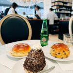 Chien Hung Instagram - //（終於發成功了 🥹 前幾天貼文問大家多倫多的推薦收集到超多名單 看到標籤滿滿好幸福 哈哈 踩點還陸續遇到好多觀眾 🧡 #我真的是雨女 這幾天雨不停好冷 #前幾天還乾冷到流鼻血 🤣 P1-2 📍Gus tacos 點了兩個口味都很喜歡🤤 -Chilaca 配asada 第一口咬下去本來覺得還好 但過了幾秒餅的香味伴隨著起司跟烤肉香氣上來 超ㄕㄨㄚˋ嘴 -torta配pastor 第一口下去驚艷感就來了 烤肉、酪梨醬、烤鳳梨跟各種香料 調味下的剛剛好 味道豐富又有層次 P3-4 📍kensington market 本來目標是吃Gus tacos 結果意外來到熱門的市場 路上很多塗鴉、音樂、小吃跟五顏六色的衣服跟飾品店 還有人問我相機哈哈哈 P5-6 📍 Aux Merveilleux de Fred 這間也是觀眾推薦 說TWICE有去過😆 （還特別去搜尋想要點同款蛋糕哈哈哈 很喜歡麵包的口感 濕潤微Q 對我來說太甜 但配咖啡應該會滿讚的 …我不知道哪根筋不對點了薑汁汽水 整個甜上加甜哈哈哈 P7 第一次搭路面電車🚋 覺得到哪都在施工 為何🚧🤣 P8 tim hortons 的double double 沒有想像中甜說 天冷喝滿療癒的 🤣 #千在加拿大 #我結帳一直在深呼吸 #在這邊不敢亂講我可以吃十個哈哈哈