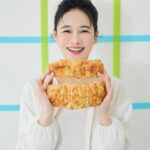 Chien Hung Instagram - 噢買尬！ 這真的是超過一百分的活動啊啊啊 止不住笑意在拍的一組照片 適合我到一個不行哈哈哈哈哈 錢包不薪疼 全家把全明星商品增量35% 而且是加量不加價！！！！ 大家麻煩騰出雙手 一起鼓掌👏🏻👏🏻 不誇張 是超！有！感！的增量 看照片麵包大小就知道整整大了一圈哈哈哈哈 熱門好吃的品項常常吃完意猶未盡 現在免擔心加量吃飽飽🤤 像是 #蒜炒橄欖油腿排義大利麵 香氣十足的蒜頭跟橄欖油拌炒的醬汁配上增量兩片的雞腿ㄙㄨㄚˋ嘴到一個不行 口味偏重我都會再加買個白飯 或是！！啤酒 買尬搭到一個不行 熱門的 #鮮乳脆皮泡芙 真的必須推 身為餡料炸裂的人 等比例增量後 鮮乳坊的香濃牛奶內餡配上酥脆泡芙餅皮 滿足感跟幸福度一百分 還有5/15 上市的 大口美式牛肉堡飯糰（肉餅直接多一片😳） 椰香葡萄麵包跟雙重芝士條也都加大35% 有在愛的母湯錯過 希望每年都有這個活動哈哈哈哈哈 同場加映！！ 5/1-6/11 指定鮮食主餐 搭配 FamiCollection 指定茶飲 現省10元 @familymart_tw #全家全明星 #百萬銷售的美味指南