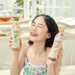 Chien Hung Instagram - 元氣美！！！ 這個取名必須先買來自拍吧 (⁎⁍̴̛ᴗ⁍̴̛⁎) 哈哈哈哈哈 身為看起來像全糖人的無糖茶人 波蜜新的元氣美茶必須鼓掌欸（取名先一百🤓 有兩種口味 🔻亮妍紅烏龍 茶香十足帶一點果香且口感圓潤 喝的時候很順口還有添加水之透亮Q10 我最喜歡這口味 😆 🔻明澈青茶 清新的茶香帶一點點茉莉香 這款不愛無糖茶的我室友也可以接受 添加葉黃素 兩款完全沒有茶澀感（重要！）很順口 且皆零熱量零香料 上班、下午茶等等隨時喝都不會有負擔 🥰 🉐4/30前7-11、OK及萊爾富超商嚐鮮價單瓶$25；任兩瓶$45 📍超商和全聯新上市 🏃🏻‍♀️ 快去讓下午的元氣滿滿一下 ☀️ #波蜜元氣美茶 #好茶好元氣 #超商新品