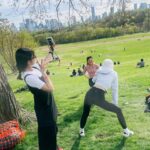 Chien Hung Instagram - // 多倫多生活結束🫶🏻 時間過好快 體感好像才剛過一兩個禮拜而已哈哈哈 雖然時間不長但真的很慶幸當初自己做了這個決定 好像南柯一夢 抽離原本繁複的日子 到遠方陌生的地方 過上另一個人的生活😆 與來自各地聚集在這裡的朋友 韓國、日本、巴西、法國、瑞士、阿拉伯、哥倫比亞的同學（應該沒有遺漏哈哈 久違的計鬧鐘上課(十幾年? 寫作業 下課相約出遊 一起野餐 努力拼湊會的英文字彙交談 聊原本的工作、學業、煩惱等等 到處走走看看 找好吃的異國餐廳 時間感覺一下子就過了 短期遊學確實有點像在旅遊 但不僅僅是走馬看花 而是真正生活在這座城市的感覺 和親切的店員、路人、電梯偶遇的住民small talk 知道哪間超市買哪些東西最便宜 三不五時出狀況的TTC （氣歪哈哈哈哈 CN tower上不見邊際的地平線 用身體的每個細胞去感受原本別人口中形容的這塊土地 有個39歲同學來自巴西 在工作之餘安排了三週的假期來讀書 課都排在早上 下午去旅遊 跟我同期的新生還有跟40 只來兩週 英文很好 來上課真的是來觀光的 哈哈哈哈 想跟大家特別分享是因為收到很多詢問的訊息 其中很多的是跟我年齡相仿或大一些的觀眾 隨著年紀漸長 要顧慮的事越來越多 勇氣也越來越小 所以 我已經在思考下一次要去哪裡了 哈哈哈哈哈哈 #千在加拿大 #大家有問題可以留言 我之後會整理起來拍個影片 （很油土伯哈哈哈