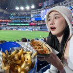Chien Hung Instagram - /#千在加拿大 今天看道奇到多倫多藍鳥的主場 因為之前的傳言大谷翔平一上場主隊球迷全場狂噓 但看到他第一打席全壘打又全場歡呼 一個又愛又恨的概念嗎哈哈哈 在周邊都是藍鳥球迷的位子跟同學還是照常歡呼哈哈哈 球場賣的熱狗超大份本來覺得好讚結果太鹹反而是負擔哈哈哈 然後半夜地震大家還好嗎？ 當時我正在上課看到訊息馬上問家人 再次提醒外出盡量走騎樓 平平安安 #千175ootd