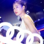 Chien Hung Instagram - / 車是可移動的城堡 在路上替我遮風避雨 乘載我的行李、情緒跟歌聲👩‍🎤（嗯？ 大家最近在車上都聽什麼 🎶🎵 這次受邀參加Audi House of Progress Taipei 品牌概念店進駐信義區的VIP之夜 近距離的體驗Audi e-tron新款電車 Q4 Sportback e-tron駕駛跟後座空間有夠舒服 體驗到整個人都躺進去了（當自家車嗎哈哈 還有從德國空運來台的Audi e-tron 概念車 （買尬帥到一個不行 ✨😳 現場能感受到Audi傳遞的永續、動能、科技跟美學 6/2 前都可以去參觀體驗唷 💖 @audi_tw #Audi #AudiTaiwan #AudiHouseofProgressTaipei