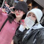Chien Hung Instagram - // 多倫多生活結束🫶🏻 時間過好快 體感好像才剛過一兩個禮拜而已哈哈哈 雖然時間不長但真的很慶幸當初自己做了這個決定 好像南柯一夢 抽離原本繁複的日子 到遠方陌生的地方 過上另一個人的生活😆 與來自各地聚集在這裡的朋友 韓國、日本、巴西、法國、瑞士、阿拉伯、哥倫比亞的同學（應該沒有遺漏哈哈 久違的計鬧鐘上課(十幾年? 寫作業 下課相約出遊 一起野餐 努力拼湊會的英文字彙交談 聊原本的工作、學業、煩惱等等 到處走走看看 找好吃的異國餐廳 時間感覺一下子就過了 短期遊學確實有點像在旅遊 但不僅僅是走馬看花 而是真正生活在這座城市的感覺 和親切的店員、路人、電梯偶遇的住民small talk 知道哪間超市買哪些東西最便宜 三不五時出狀況的TTC （氣歪哈哈哈哈 CN tower上不見邊際的地平線 用身體的每個細胞去感受原本別人口中形容的這塊土地 有個39歲同學來自巴西 在工作之餘安排了三週的假期來讀書 課都排在早上 下午去旅遊 跟我同期的新生還有跟40 只來兩週 英文很好 來上課真的是來觀光的 哈哈哈哈 想跟大家特別分享是因為收到很多詢問的訊息 其中很多的是跟我年齡相仿或大一些的觀眾 隨著年紀漸長 要顧慮的事越來越多 勇氣也越來越小 所以 我已經在思考下一次要去哪裡了 哈哈哈哈哈哈 #千在加拿大 #大家有問題可以留言 我之後會整理起來拍個影片 （很油土伯哈哈哈