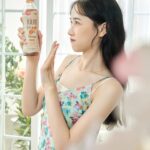 Chien Hung Instagram - 元氣美！！！ 這個取名必須先買來自拍吧 (⁎⁍̴̛ᴗ⁍̴̛⁎) 哈哈哈哈哈 身為看起來像全糖人的無糖茶人 波蜜新的元氣美茶必須鼓掌欸（取名先一百🤓 有兩種口味 🔻亮妍紅烏龍 茶香十足帶一點果香且口感圓潤 喝的時候很順口還有添加水之透亮Q10 我最喜歡這口味 😆 🔻明澈青茶 清新的茶香帶一點點茉莉香 這款不愛無糖茶的我室友也可以接受 添加葉黃素 兩款完全沒有茶澀感（重要！）很順口 且皆零熱量零香料 上班、下午茶等等隨時喝都不會有負擔 🥰 🉐4/30前7-11、OK及萊爾富超商嚐鮮價單瓶$25；任兩瓶$45 📍超商和全聯新上市 🏃🏻‍♀️ 快去讓下午的元氣滿滿一下 ☀️ #波蜜元氣美茶 #好茶好元氣 #超商新品