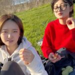 Chien Hung Instagram - // 多倫多生活結束🫶🏻 時間過好快 體感好像才剛過一兩個禮拜而已哈哈哈 雖然時間不長但真的很慶幸當初自己做了這個決定 好像南柯一夢 抽離原本繁複的日子 到遠方陌生的地方 過上另一個人的生活😆 與來自各地聚集在這裡的朋友 韓國、日本、巴西、法國、瑞士、阿拉伯、哥倫比亞的同學（應該沒有遺漏哈哈 久違的計鬧鐘上課(十幾年? 寫作業 下課相約出遊 一起野餐 努力拼湊會的英文字彙交談 聊原本的工作、學業、煩惱等等 到處走走看看 找好吃的異國餐廳 時間感覺一下子就過了 短期遊學確實有點像在旅遊 但不僅僅是走馬看花 而是真正生活在這座城市的感覺 和親切的店員、路人、電梯偶遇的住民small talk 知道哪間超市買哪些東西最便宜 三不五時出狀況的TTC （氣歪哈哈哈哈 CN tower上不見邊際的地平線 用身體的每個細胞去感受原本別人口中形容的這塊土地 有個39歲同學來自巴西 在工作之餘安排了三週的假期來讀書 課都排在早上 下午去旅遊 跟我同期的新生還有跟40 只來兩週 英文很好 來上課真的是來觀光的 哈哈哈哈 想跟大家特別分享是因為收到很多詢問的訊息 其中很多的是跟我年齡相仿或大一些的觀眾 隨著年紀漸長 要顧慮的事越來越多 勇氣也越來越小 所以 我已經在思考下一次要去哪裡了 哈哈哈哈哈哈 #千在加拿大 #大家有問題可以留言 我之後會整理起來拍個影片 （很油土伯哈哈哈