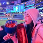 Chien Hung Instagram - /#千在加拿大 今天看道奇到多倫多藍鳥的主場 因為之前的傳言大谷翔平一上場主隊球迷全場狂噓 但看到他第一打席全壘打又全場歡呼 一個又愛又恨的概念嗎哈哈哈 在周邊都是藍鳥球迷的位子跟同學還是照常歡呼哈哈哈 球場賣的熱狗超大份本來覺得好讚結果太鹹反而是負擔哈哈哈 然後半夜地震大家還好嗎？ 當時我正在上課看到訊息馬上問家人 再次提醒外出盡量走騎樓 平平安安 #千175ootd