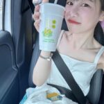 Chien Hung Instagram - 明天要上班了 這次連假體感很短 除了車票訂不到好的時間外 後來工作上也有一些狀況要處理 😆 短短的也是很充電 雖然一回到二林我跟我哥都沒帶家裡鑰匙 等我媽來解救我們哈哈哈哈 晴晴「為什麼還不進去？」 ☹️ 我「姑姑跟爸爸是雷包兄妹！ 」🤣 //// P1 我這次喝了兩杯古都木瓜牛奶 😆 P3 晴晴等阿嬤來救 順便採旁邊的「恰查某」給姑姑😆 P4採買要拜拜的零食 除了買一些我爸跟奶奶以前喜歡的食物 這次說要買一些舶來品給他們嚐鮮哈哈哈 啊但我們在看乖乖桶是因為我本來想買給晴 結果他想要其他的 🥲 P5趁我哥在睡午覺 分零食哈哈 P6這次會二林吃了新的店 這間叫鵝肉榮 好吃欸 推鵝肉跟韭菜花鵝腸 新鮮、肥嫩且口感很好 調味也不會太重 吃完又包了一份給我媽 P7本來吃很認真 後來被電視放的小小兵給吸引哈哈 P8-9 「大家的潤餅有加油麵嗎？」每年必問哈哈😆 小時候二林我們家好像沒有吃潤餅的習慣 是到嘉義才開始 以前很愛買的黑松潤餅沒開之後就不知道買哪間了 #chienstyle #千175ootd @pazzo