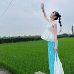 Chien Hung Instagram - 明天要上班了 這次連假體感很短 除了車票訂不到好的時間外 後來工作上也有一些狀況要處理 😆 短短的也是很充電 雖然一回到二林我跟我哥都沒帶家裡鑰匙 等我媽來解救我們哈哈哈哈 晴晴「為什麼還不進去？」 ☹️ 我「姑姑跟爸爸是雷包兄妹！ 」🤣 //// P1 我這次喝了兩杯古都木瓜牛奶 😆 P3 晴晴等阿嬤來救 順便採旁邊的「恰查某」給姑姑😆 P4採買要拜拜的零食 除了買一些我爸跟奶奶以前喜歡的食物 這次說要買一些舶來品給他們嚐鮮哈哈哈 啊但我們在看乖乖桶是因為我本來想買給晴 結果他想要其他的 🥲 P5趁我哥在睡午覺 分零食哈哈 P6這次會二林吃了新的店 這間叫鵝肉榮 好吃欸 推鵝肉跟韭菜花鵝腸 新鮮、肥嫩且口感很好 調味也不會太重 吃完又包了一份給我媽 P7本來吃很認真 後來被電視放的小小兵給吸引哈哈 P8-9 「大家的潤餅有加油麵嗎？」每年必問哈哈😆 小時候二林我們家好像沒有吃潤餅的習慣 是到嘉義才開始 以前很愛買的黑松潤餅沒開之後就不知道買哪間了 #chienstyle #千175ootd @pazzo