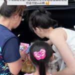Chien Hung Instagram - 明天要上班了 這次連假體感很短 除了車票訂不到好的時間外 後來工作上也有一些狀況要處理 😆 短短的也是很充電 雖然一回到二林我跟我哥都沒帶家裡鑰匙 等我媽來解救我們哈哈哈哈 晴晴「為什麼還不進去？」 ☹️ 我「姑姑跟爸爸是雷包兄妹！ 」🤣 //// P1 我這次喝了兩杯古都木瓜牛奶 😆 P3 晴晴等阿嬤來救 順便採旁邊的「恰查某」給姑姑😆 P4採買要拜拜的零食 除了買一些我爸跟奶奶以前喜歡的食物 這次說要買一些舶來品給他們嚐鮮哈哈哈 啊但我們在看乖乖桶是因為我本來想買給晴 結果他想要其他的 🥲 P5趁我哥在睡午覺 分零食哈哈 P6這次會二林吃了新的店 這間叫鵝肉榮 好吃欸 推鵝肉跟韭菜花鵝腸 新鮮、肥嫩且口感很好 調味也不會太重 吃完又包了一份給我媽 P7本來吃很認真 後來被電視放的小小兵給吸引哈哈 P8-9 「大家的潤餅有加油麵嗎？」每年必問哈哈😆 小時候二林我們家好像沒有吃潤餅的習慣 是到嘉義才開始 以前很愛買的黑松潤餅沒開之後就不知道買哪間了 #chienstyle #千175ootd @pazzo