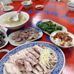 Chien Hung Instagram - 明天要上班了 這次連假體感很短 除了車票訂不到好的時間外 後來工作上也有一些狀況要處理 😆 短短的也是很充電 雖然一回到二林我跟我哥都沒帶家裡鑰匙 等我媽來解救我們哈哈哈哈 晴晴「為什麼還不進去？」 ☹️ 我「姑姑跟爸爸是雷包兄妹！ 」🤣 //// P1 我這次喝了兩杯古都木瓜牛奶 😆 P3 晴晴等阿嬤來救 順便採旁邊的「恰查某」給姑姑😆 P4採買要拜拜的零食 除了買一些我爸跟奶奶以前喜歡的食物 這次說要買一些舶來品給他們嚐鮮哈哈哈 啊但我們在看乖乖桶是因為我本來想買給晴 結果他想要其他的 🥲 P5趁我哥在睡午覺 分零食哈哈 P6這次會二林吃了新的店 這間叫鵝肉榮 好吃欸 推鵝肉跟韭菜花鵝腸 新鮮、肥嫩且口感很好 調味也不會太重 吃完又包了一份給我媽 P7本來吃很認真 後來被電視放的小小兵給吸引哈哈 P8-9 「大家的潤餅有加油麵嗎？」每年必問哈哈😆 小時候二林我們家好像沒有吃潤餅的習慣 是到嘉義才開始 以前很愛買的黑松潤餅沒開之後就不知道買哪間了 #chienstyle #千175ootd @pazzo