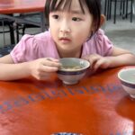 Chien Hung Instagram - 明天要上班了 這次連假體感很短 除了車票訂不到好的時間外 後來工作上也有一些狀況要處理 😆 短短的也是很充電 雖然一回到二林我跟我哥都沒帶家裡鑰匙 等我媽來解救我們哈哈哈哈 晴晴「為什麼還不進去？」 ☹️ 我「姑姑跟爸爸是雷包兄妹！ 」🤣 //// P1 我這次喝了兩杯古都木瓜牛奶 😆 P3 晴晴等阿嬤來救 順便採旁邊的「恰查某」給姑姑😆 P4採買要拜拜的零食 除了買一些我爸跟奶奶以前喜歡的食物 這次說要買一些舶來品給他們嚐鮮哈哈哈 啊但我們在看乖乖桶是因為我本來想買給晴 結果他想要其他的 🥲 P5趁我哥在睡午覺 分零食哈哈 P6這次會二林吃了新的店 這間叫鵝肉榮 好吃欸 推鵝肉跟韭菜花鵝腸 新鮮、肥嫩且口感很好 調味也不會太重 吃完又包了一份給我媽 P7本來吃很認真 後來被電視放的小小兵給吸引哈哈 P8-9 「大家的潤餅有加油麵嗎？」每年必問哈哈😆 小時候二林我們家好像沒有吃潤餅的習慣 是到嘉義才開始 以前很愛買的黑松潤餅沒開之後就不知道買哪間了 #chienstyle #千175ootd @pazzo