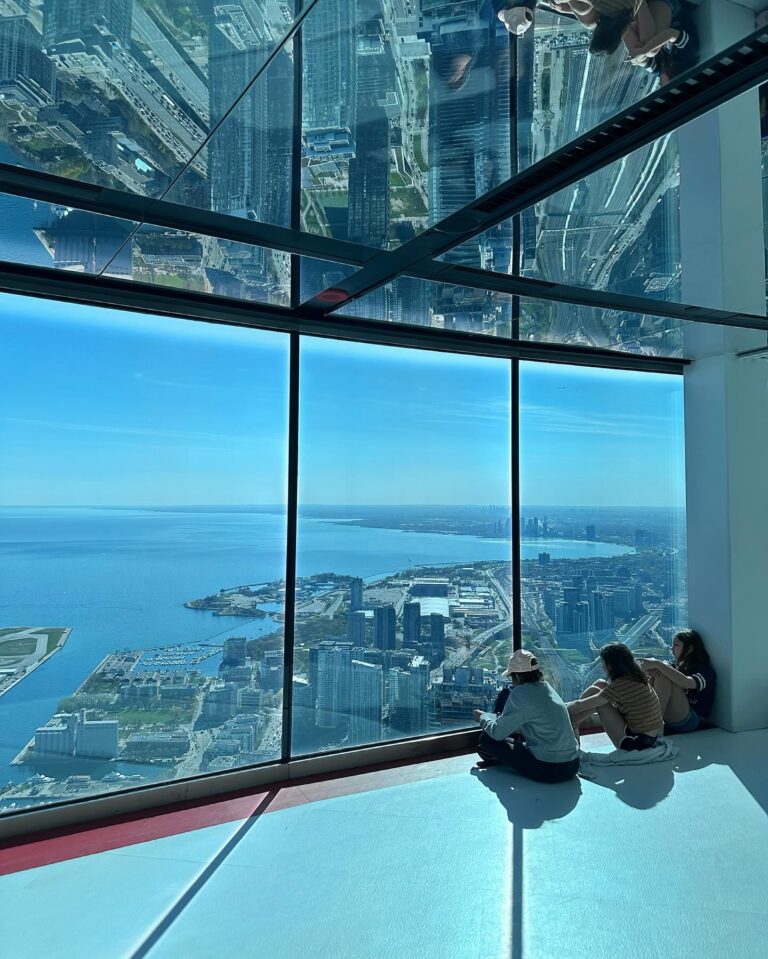Chien Hung Instagram - //#千在加拿大 來跟大家分享到多倫多必去的景點 📍加拿大國家電視塔（CN Tower） 我買346m景觀台$45 447 m 的SkyPod $10 坐上去的電梯是玻璃窗跟玻璃地板我真的是各種深呼吸 而且速！度！超！快！我還耳鳴 👂🌀 346m的景觀台是落地玻璃 可以360度看到市景跟安大略湖還有機場等等 真的很漂亮 印象中的高樓（塔）景色應該就是一堆建築物 但這裡還會有各季節轉換間的樹木跟建築再配上湖等自然景觀 還有遠方平到不行的地平線 本來覺得票價有點貴但實際上來覺得蠻值得的 多花十塊加幣447m 的SkyPod 就如同最後一個影片一樣困惑哈哈哈哈哈哈哈哈哈 我跟同學都覺得這個可以省下來 🖐🏻 想說高一點可能比較漂亮 結果窗戶上的灰塵比樓下還自由奔放（？🤣 #千175ootd #chienstyle