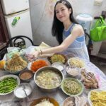 Chien Hung Instagram - 明天要上班了 這次連假體感很短 除了車票訂不到好的時間外 後來工作上也有一些狀況要處理 😆 短短的也是很充電 雖然一回到二林我跟我哥都沒帶家裡鑰匙 等我媽來解救我們哈哈哈哈 晴晴「為什麼還不進去？」 ☹️ 我「姑姑跟爸爸是雷包兄妹！ 」🤣 //// P1 我這次喝了兩杯古都木瓜牛奶 😆 P3 晴晴等阿嬤來救 順便採旁邊的「恰查某」給姑姑😆 P4採買要拜拜的零食 除了買一些我爸跟奶奶以前喜歡的食物 這次說要買一些舶來品給他們嚐鮮哈哈哈 啊但我們在看乖乖桶是因為我本來想買給晴 結果他想要其他的 🥲 P5趁我哥在睡午覺 分零食哈哈 P6這次會二林吃了新的店 這間叫鵝肉榮 好吃欸 推鵝肉跟韭菜花鵝腸 新鮮、肥嫩且口感很好 調味也不會太重 吃完又包了一份給我媽 P7本來吃很認真 後來被電視放的小小兵給吸引哈哈 P8-9 「大家的潤餅有加油麵嗎？」每年必問哈哈😆 小時候二林我們家好像沒有吃潤餅的習慣 是到嘉義才開始 以前很愛買的黑松潤餅沒開之後就不知道買哪間了 #chienstyle #千175ootd @pazzo