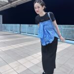 Chien Hung Instagram - 明天要上班了 這次連假體感很短 除了車票訂不到好的時間外 後來工作上也有一些狀況要處理 😆 短短的也是很充電 雖然一回到二林我跟我哥都沒帶家裡鑰匙 等我媽來解救我們哈哈哈哈 晴晴「為什麼還不進去？」 ☹️ 我「姑姑跟爸爸是雷包兄妹！ 」🤣 //// P1 我這次喝了兩杯古都木瓜牛奶 😆 P3 晴晴等阿嬤來救 順便採旁邊的「恰查某」給姑姑😆 P4採買要拜拜的零食 除了買一些我爸跟奶奶以前喜歡的食物 這次說要買一些舶來品給他們嚐鮮哈哈哈 啊但我們在看乖乖桶是因為我本來想買給晴 結果他想要其他的 🥲 P5趁我哥在睡午覺 分零食哈哈 P6這次會二林吃了新的店 這間叫鵝肉榮 好吃欸 推鵝肉跟韭菜花鵝腸 新鮮、肥嫩且口感很好 調味也不會太重 吃完又包了一份給我媽 P7本來吃很認真 後來被電視放的小小兵給吸引哈哈 P8-9 「大家的潤餅有加油麵嗎？」每年必問哈哈😆 小時候二林我們家好像沒有吃潤餅的習慣 是到嘉義才開始 以前很愛買的黑松潤餅沒開之後就不知道買哪間了 #chienstyle #千175ootd @pazzo