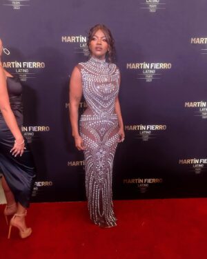 ChikyBomBom Instagram - Feliz y agradecida de que mi trabajo y mi trayectoria desde @OJOSDEMUJER haya sido tomado en cuenta en los premios  #MARTINFIERRO nominada como revelación del años mil gracias a toda la organización, al equipo y a todos ustedes GANAMOS FAMILIA 🤩❤️🙏🏾

@benditoclosetstyle @odalysmarino @luis__hairstylist