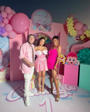 ChikyBomBom Instagram - YO TU NO ME PIERDO ESTA EXCLUSIVA POR @encasacontelemundo @hoydia @telemundo LA MÁS VIRAL @yailinlamasviralreal @6ix9ine  COMO NUNCA CELEBRANDO LA VIDA DE LA PRINCESA