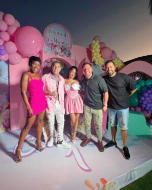 ChikyBomBom Instagram - YO TU NO ME PIERDO ESTA EXCLUSIVA POR @encasacontelemundo @hoydia @telemundo LA MÁS VIRAL @yailinlamasviralreal @6ix9ine  COMO NUNCA CELEBRANDO LA VIDA DE LA PRINCESA