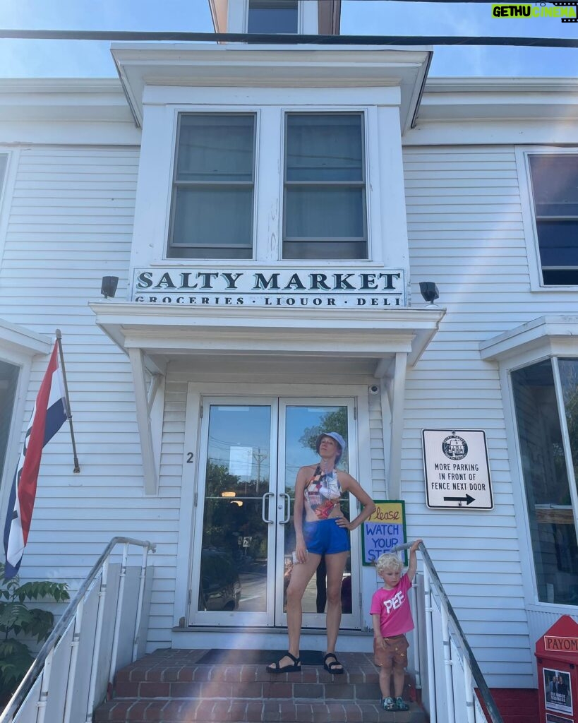 Chloë Sevigny Instagram - Thank you @chefliamcapecod always a pleasure. Be sure to stop by @saltymarket.farmstand if you are visiting Ptown or surrounding areas. 🐳