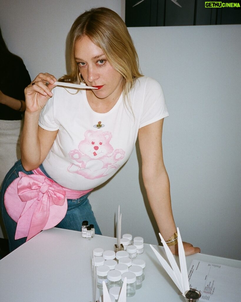 Chloë Sevigny Instagram - It’s spring, and Mother’s Day is coming up 🥀 My perfume Little Flower is a tribute to New York City garden roses. Classic, romantic, timeless, this is the rose fragrance of her dreams 🥀 Available @regimedesfleurs 📸 @powermystery