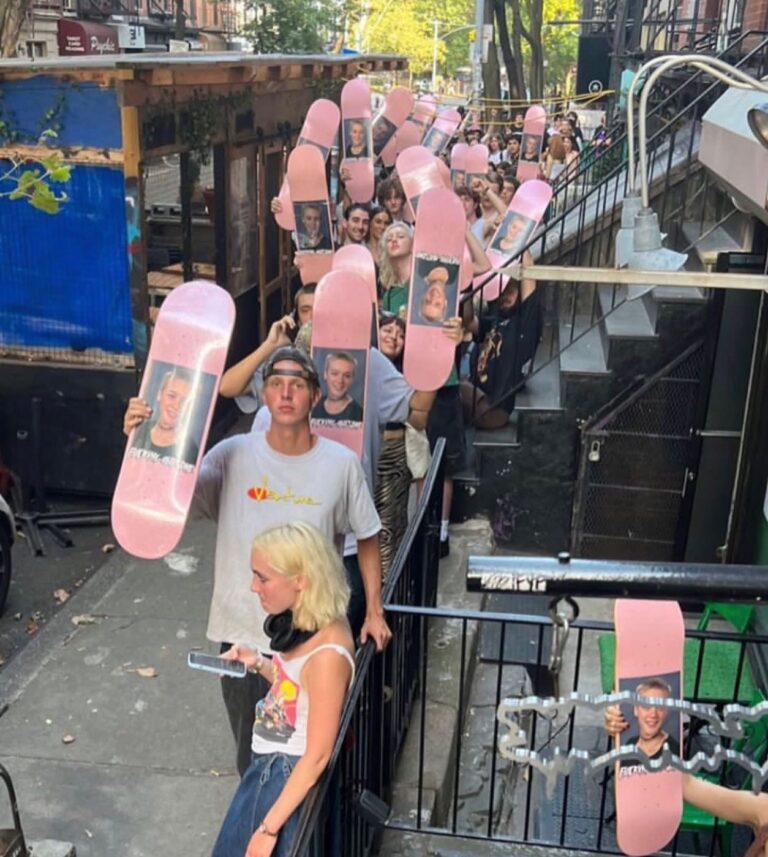 Chloë Sevigny Instagram - Thanks to all the kids who turned up and turned it out yesterday, I still maintain I have the CUTEST fans out there. Love seeing all your beautiful faces and hearing your kind words. Thank you to everyone @fuckingawesome especially my dudes for life @mikepiscitelli and Dill. 🎀🖤🎀