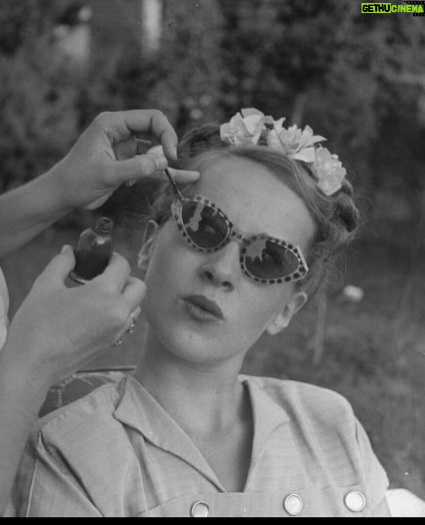 Chloë Sevigny Instagram - When someone sends you a photo of yourself from 1947. Good catch @haileybentongates #rg @smeszaros 📸 Nina Leen 1947