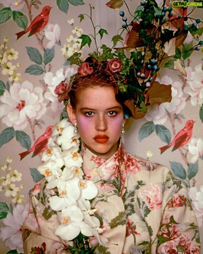 Chloë Sevigny Instagram - I ❤️ actresses Molly Ringwald @mollyringwald One afternoon in the early aughts while sitting in a nail salon, Pastels on 2nd Ave I believe, I heard a woman’s voice behind me. The voice resonated deep in my soul, I knew this voice and I was moved to tears before I even turned around to confirm whom it belonged to. Molly looked at me and was beyond gracious to my blubbery attempt at expressing my love and gratitude. Sixteen Candles, Breakfast Club and Pretty In Pink, three films I know word for word, meant more to me in my awkward preteen years then I knew how to express. They still do. The first actress I ever posted was Molly, before I even knew what I was trying to say with my I ❤️actress posts. Obviously we come in all shapes and sizes, and can be impactful across many mediums and through the many different forms our careers, may take, no matter one movie, show, or hundreds. Molly left Hollywood at the height of her career and famously moved to France and worked with Godard, the stuff of legend. She continues, as we all do and most recently translated a book I recommend all lovers of film and actresses seek out. My Cousin Maria Schneider. Maria i’ll leave for another day. Today, thank you to my #foreverteensister 📸 Shelia Metzner #sheliametzner