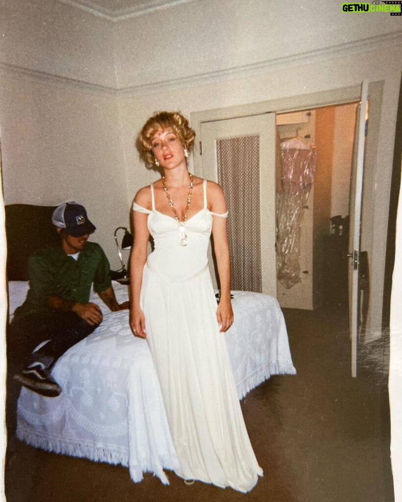 Chloë Sevigny Instagram - #vanityfair Oscar party #2002 #workingactress in vintage #hollyharp from @decadesinc and 70’s @bulgari jewels hair by @jaydiola make up @jilliandempsey 2002, Halle Berry won best actress for Monsters Ball and Denzel for Training Day respectively.