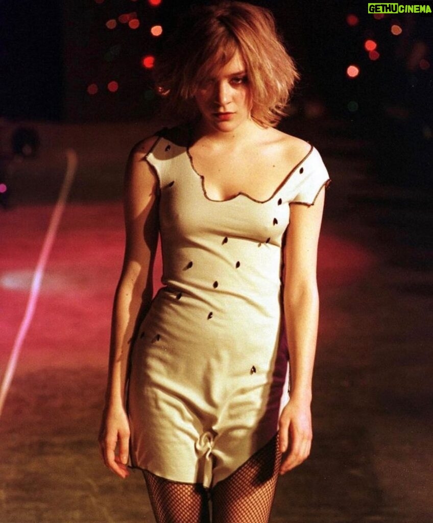 Chloë Sevigny Instagram - Walking for @alistermackie in #peoplecorporation #1997 #london #coolbritannia 🥀🥀🥀 #iykyk