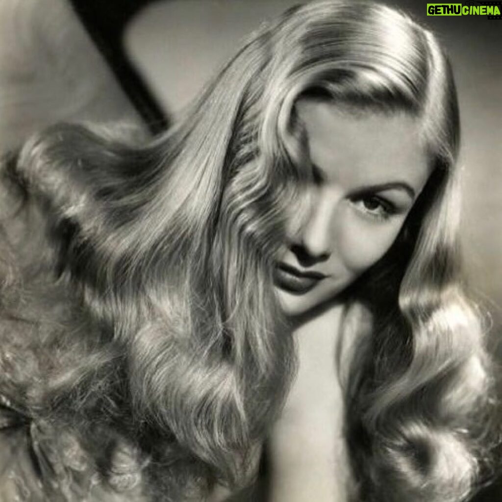Chloë Sevigny Instagram - We ❤️ actresses #veronicalake and insta accounts that celebrate them. NEW EP! Veronica Lake, known for her iconic hairdo & 1940s films but behind the scenes was a boozy loner #DeadBlondes ‬ Repost from @youmustrememberthis
