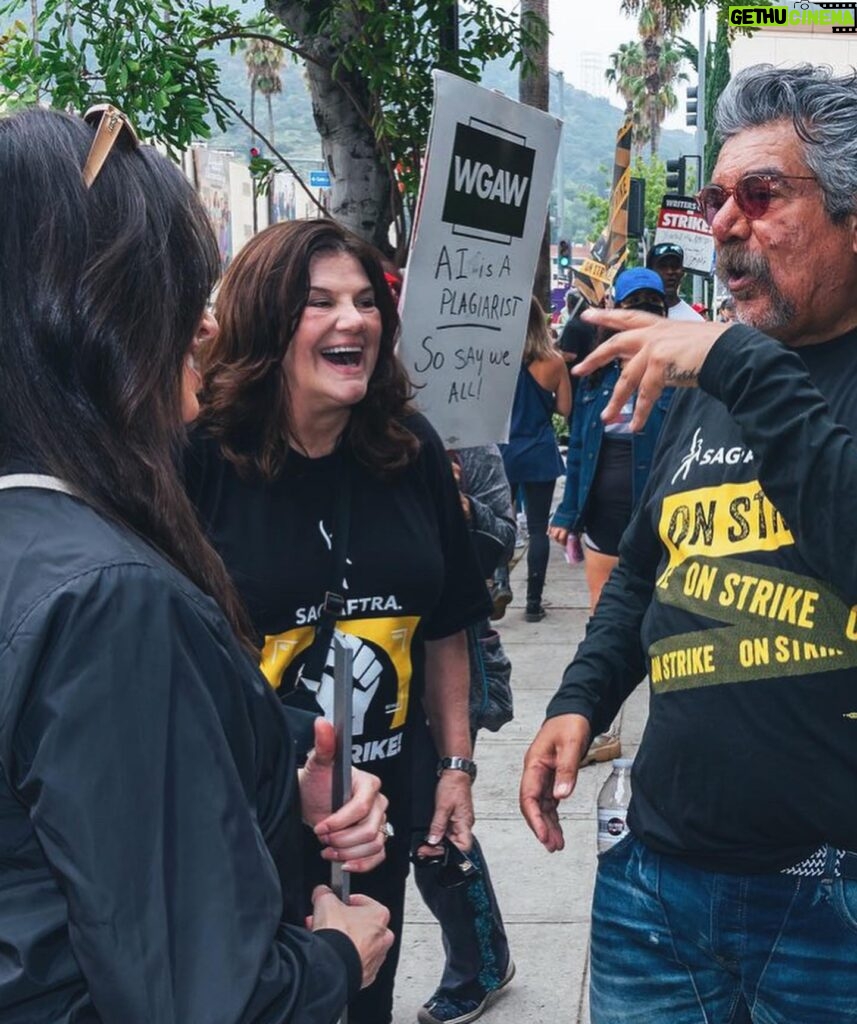 Chloe Bridges Instagram - Hopefully this strike will be over soon 😬😬 but in the meantime it’s been great seeing old work buds (anyone catch my 2006 George Lopez episode lol) and making new friends too. Thank you @varonp for photos @angeliquecabral for your impressively long selfie arm and @latinasactingup for always being amazing organizers #unionstrong