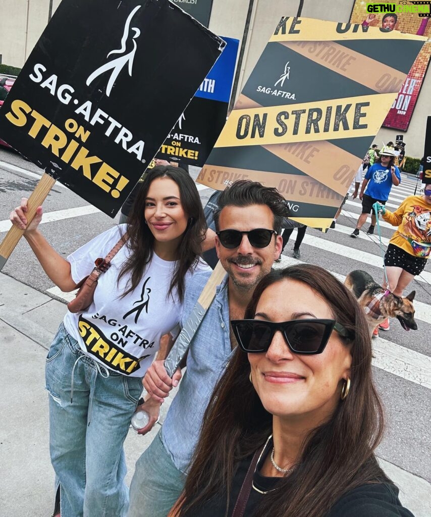 Chloe Bridges Instagram - Hopefully this strike will be over soon 😬😬 but in the meantime it’s been great seeing old work buds (anyone catch my 2006 George Lopez episode lol) and making new friends too. Thank you @varonp for photos @angeliquecabral for your impressively long selfie arm and @latinasactingup for always being amazing organizers #unionstrong