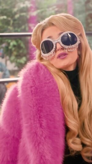 Chloe Fineman Instagram - Magenta Status: 🏨📡🚘🎵🧍🏼💖✨✨
@tmobile #tmobilepartner