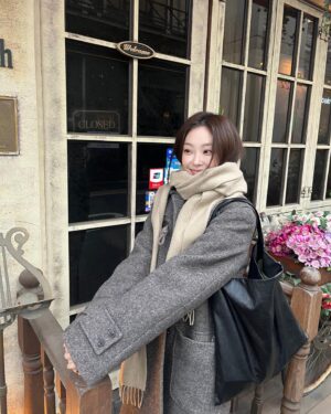 Choi Hee-jin Instagram - winter 😶‍🌫️🤎🧣