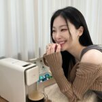 Choi Hee-jin Instagram - #광고 @kanu_capsule 조약돌에서 영감을 받은 작고 슬림한 캡슐 머신이에요🎀🫧 카누 바리스타 페블로 내린 맛있는 아메리카노로 홈카페 즐기기 ✨✨ @kanucoffee.official 감사합니다✨✨ #카누바리스타 #카누바리스타페블#카누캡슐#카누캡슐머신