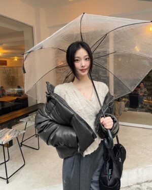 Choi Hee-jin Instagram - 아직 쌀쌀하네요🥹🫧🫧☔️
모두 감기조심!!!
