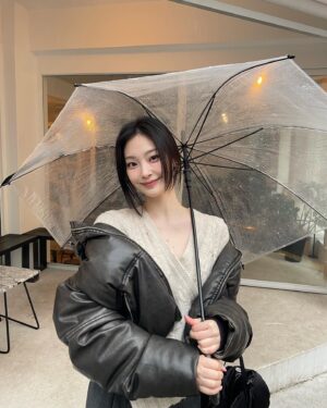 Choi Hee-jin Instagram - 아직 쌀쌀하네요🥹🫧🫧☔️
모두 감기조심!!!