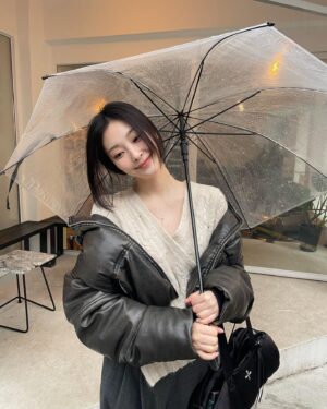 Choi Hee-jin Instagram - 아직 쌀쌀하네요🥹🫧🫧☔️
모두 감기조심!!!