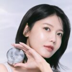 Choi Soo-young Instagram - 더 가볍게 더 빛나게 ✨ 그냥 대충 발라도 완벽한 피부표현 해주는 #글래스스킨에센스팩트 🪩 @age20s_official 🩶