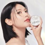 Choi Soo-young Instagram - 더 가볍게 더 빛나게 ✨ 그냥 대충 발라도 완벽한 피부표현 해주는 #글래스스킨에센스팩트 🪩 @age20s_official 🩶