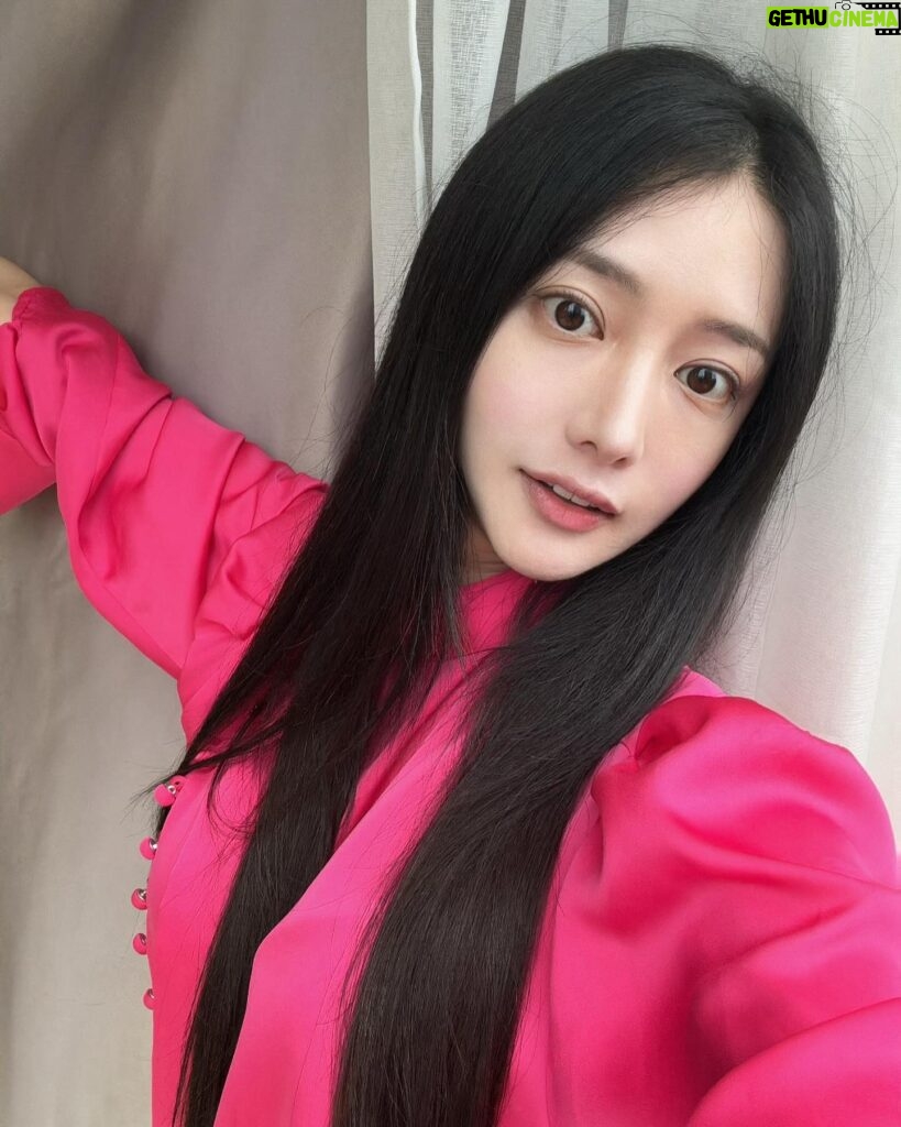 Choi Yeon-cheong Instagram - 𝐷𝑎𝑖𝑙𝑦 𝑙𝑖𝑓𝑒 𝑖𝑛 𝑆ℎ𝑎𝑛𝑔ℎ𝑎𝑖 👋🏻