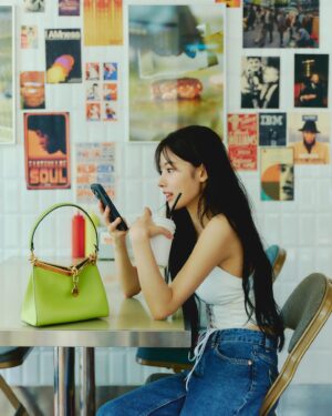 Choi Yun-jin Instagram - #AD @etro 

#EtroVelaBag #MiniVelaBag #에트로 #미니벨라백