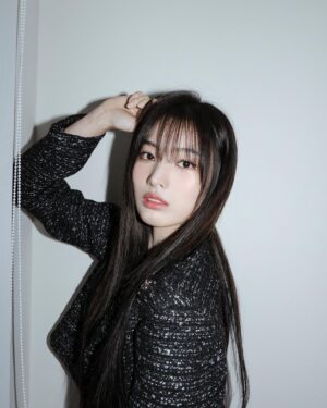 Choi Yun-jin Instagram - 📷🖤