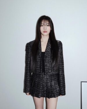 Choi Yun-jin Instagram - 📷🖤