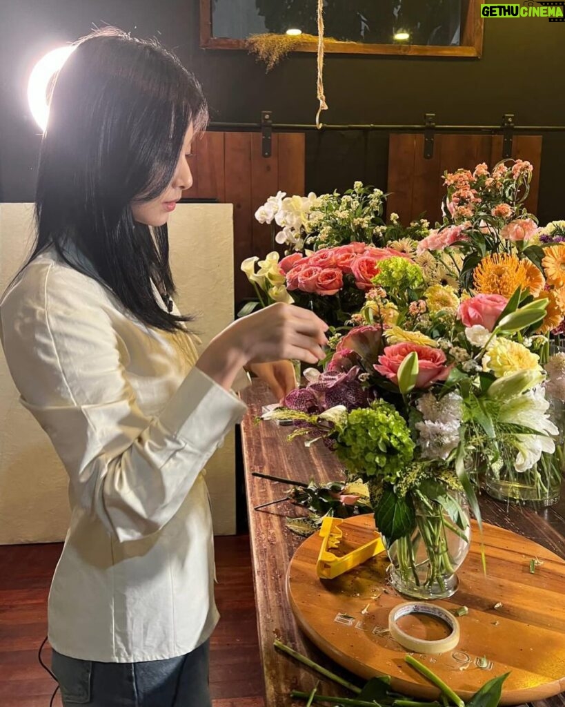 Chou Tzu-yu Instagram - 다현언니와 재밌었던 꽃꽃이♡ 누가 꽃이게? 🧏🏻‍♀️🌻🌻