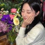 Chou Tzu-yu Instagram – 다현언니와 재밌었던 꽃꽃이♡
누가 꽃이게? 🧏🏻‍♀️🌻🌻