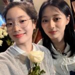 Chou Tzu-yu Instagram – 다현언니와 재밌었던 꽃꽃이♡
누가 꽃이게? 🧏🏻‍♀️🌻🌻