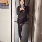 Chris Flores Instagram - Pilates pra fechar o dia 👊🏻🌸 Vc faz exercício físico? Eu me encontrei no Pilates! Principalmente pelo tipo de trabalho de fortalecimento, sempre pensando na respiração e na postura. Eu amo 💜 e mesmo quando a preguiça bate (pq bate pra todo mundo né kkk), minha professora maravilhosa @andreiamonteiro_pilates nunca desiste de mim 🙏🏼 Gravei só um trechinho de uma série de molas nas pernas feita no cadillac da @equipilates_oficial (esse aparelho que parece uma cama). É um excelente exercício para fortalecer e melhorar a flexibilidade dos músculos das pernas 💋 Bj e boa noite 🌙