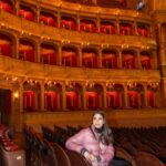 Chris Flores Instagram – Continuação post anterior…

Ópera de Budapeste 🎭 

O palácio neo-renascentista projetado por Miklós Ybl está aberto aos amantes de ópera e balé há mais de cento e trinta anos. A licença de construção foi emitida em 1875, mas somente depois que o plano original foi retrabalhado várias vezes, porque Francisco José I, Imperador da Áustria e Rei da Hungria, só permitiu a construção com a condição de que a ópera de Pest não excedesse o tamanho da ópera de Viena, principal capital do império Austro-Húngaro. A cerimônia de abertura foi realizada nove anos depois, em 27 de setembro de 1884. 

As pessoas que se reuniram para o evento queriam ver não apenas o exterior, mas também o interior do edifício ricamente decorado com ouro, mármore e afrescos, cuja construção custou grandes quantias de dinheiro dos contribuintes. O interesse foi grande na cerimônia de abertura, embora o preço da entrada fosse comparável ao custo de dois cavalos – bem caro. A apresentação teve a presença até mesmo do imperador Francisco José I. 

O auditório de três andares em forma de ferradura proporciona uma sensação emocionante de espaço. 

Apesar de sua comoção barroca, o afresco de teto circular, com seu diâmetro de mais de quatro metros e sua circunferência de quarenta e cinco metros, cria uma perfeita unidade de estilo com a sensação de calma renascentista do auditório. A composição mostra o Monte Olimpo, onde seis grupos de deuses estão ouvindo Apolo. Além dos deuses da ordem, poesia, música, dança e artes, a pintura também apresenta musas e os Horae, os protetores da natureza e da moral. 

O lustre, encomendado de Mainz, foi instalado em 1884 e originalmente pesava três toneladas, equipado com quinhentas luzes a gás. A fiação elétrica foi passada pelos gasodutos em 1895, e os gasodutos foram então removidos nas reformas de 1980. A estrutura atualmente pesa apenas cerca de duas toneladas e tem mais de duzentas lâmpadas.

Continua no próximo post… 

🎥 @ricorreafoto