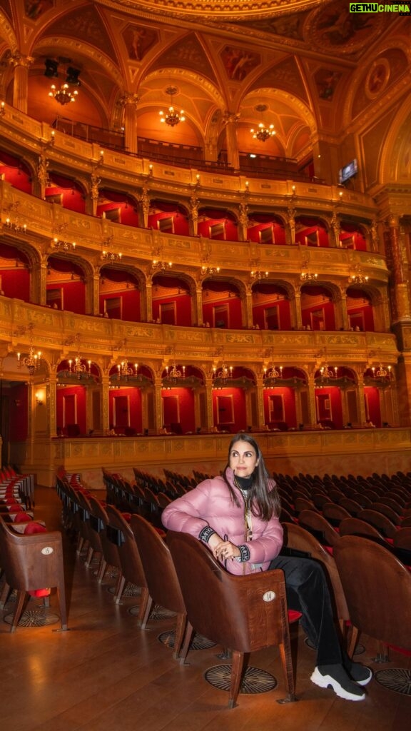 Chris Flores Instagram - Continuação post anterior… Ópera de Budapeste 🎭 O palácio neo-renascentista projetado por Miklós Ybl está aberto aos amantes de ópera e balé há mais de cento e trinta anos. A licença de construção foi emitida em 1875, mas somente depois que o plano original foi retrabalhado várias vezes, porque Francisco José I, Imperador da Áustria e Rei da Hungria, só permitiu a construção com a condição de que a ópera de Pest não excedesse o tamanho da ópera de Viena, principal capital do império Austro-Húngaro. A cerimônia de abertura foi realizada nove anos depois, em 27 de setembro de 1884. As pessoas que se reuniram para o evento queriam ver não apenas o exterior, mas também o interior do edifício ricamente decorado com ouro, mármore e afrescos, cuja construção custou grandes quantias de dinheiro dos contribuintes. O interesse foi grande na cerimônia de abertura, embora o preço da entrada fosse comparável ao custo de dois cavalos - bem caro. A apresentação teve a presença até mesmo do imperador Francisco José I. O auditório de três andares em forma de ferradura proporciona uma sensação emocionante de espaço. Apesar de sua comoção barroca, o afresco de teto circular, com seu diâmetro de mais de quatro metros e sua circunferência de quarenta e cinco metros, cria uma perfeita unidade de estilo com a sensação de calma renascentista do auditório. A composição mostra o Monte Olimpo, onde seis grupos de deuses estão ouvindo Apolo. Além dos deuses da ordem, poesia, música, dança e artes, a pintura também apresenta musas e os Horae, os protetores da natureza e da moral. O lustre, encomendado de Mainz, foi instalado em 1884 e originalmente pesava três toneladas, equipado com quinhentas luzes a gás. A fiação elétrica foi passada pelos gasodutos em 1895, e os gasodutos foram então removidos nas reformas de 1980. A estrutura atualmente pesa apenas cerca de duas toneladas e tem mais de duzentas lâmpadas. Continua no próximo post… 🎥 @ricorreafoto