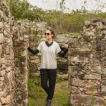 Chris Flores Instagram - A “Vila de Igatu”, antes denominada “Xique-Xique de Igatu”, na primeira fase do garimpo de diamantes, durante o século XIX, foi um próspero povoado no alto da serra, perto da cidade de Andaraí. O garimpo começa em 1844 e o Brasil se tornou o maior produtor de diamantes na segunda metade do século XIX. No fim da segunda guerra mundial, as minas já estavam exploradas à exaustão e assim, começa o declínio da produção de diamantes. A cidade começa a se esvaziar com a economia em declínio e praticamente é abandonada, restando casas fechadas, ruínas e poucos moradores. Na área urbana do distrito de Igatu residem 382 habitantes. Muito pouco se comparado aos antigos habitantes: outrora, eram cerca de 9.000. A maioria dos garimpeiros construía suas casas utilizando as pedras abundantes no local, sobressalentes do próprio garimpo, numa espécie de construção sem argamassa, com teto de palha. As casas eram simples, com fogão a lenha, sem banheiro, poucos cômodos e mobiliário bem modesto. Depois de abandonadas, as casas viraram ruínas que lembram as construções de civilizações remotas. No Parque Histórico de Iguatu, existe a galeria arte e memória, um museu a céu aberto, que conta a história do local, com fotos e objetos usados no garimpo.